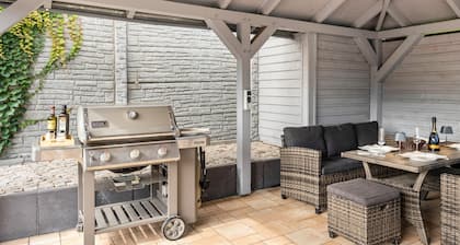 Holiday Home 'Optikstadt Rathenow' with Private Terrace and Wi-Fi