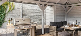 Holiday Home 'Optikstadt Rathenow' with Private Terrace and Wi-Fi