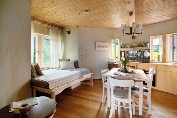 1 bedroom, bed sheets