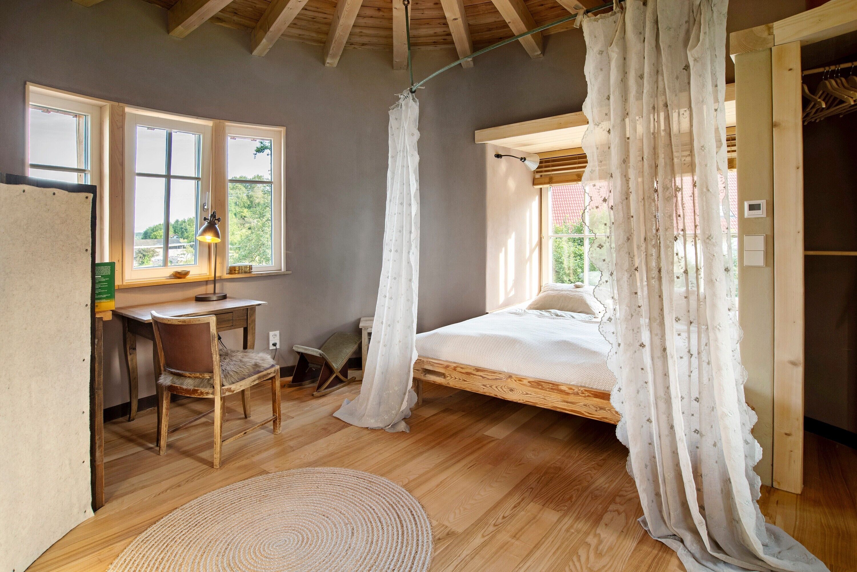 1 Schlafzimmer, Schreibtisch, Bettwäsche