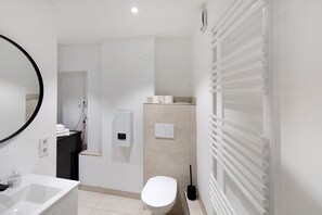 Ducha, artículos de higiene personal gratuitos y toallas