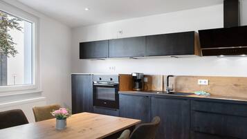 Fridge, oven, stovetop, dishwasher