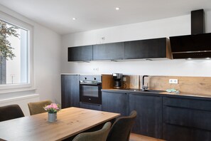Fridge, oven, stovetop, dishwasher - Apartment 'Neue Wohnung In Zentraler Lage' with Balcony and Wi-Fi (Fulda)
