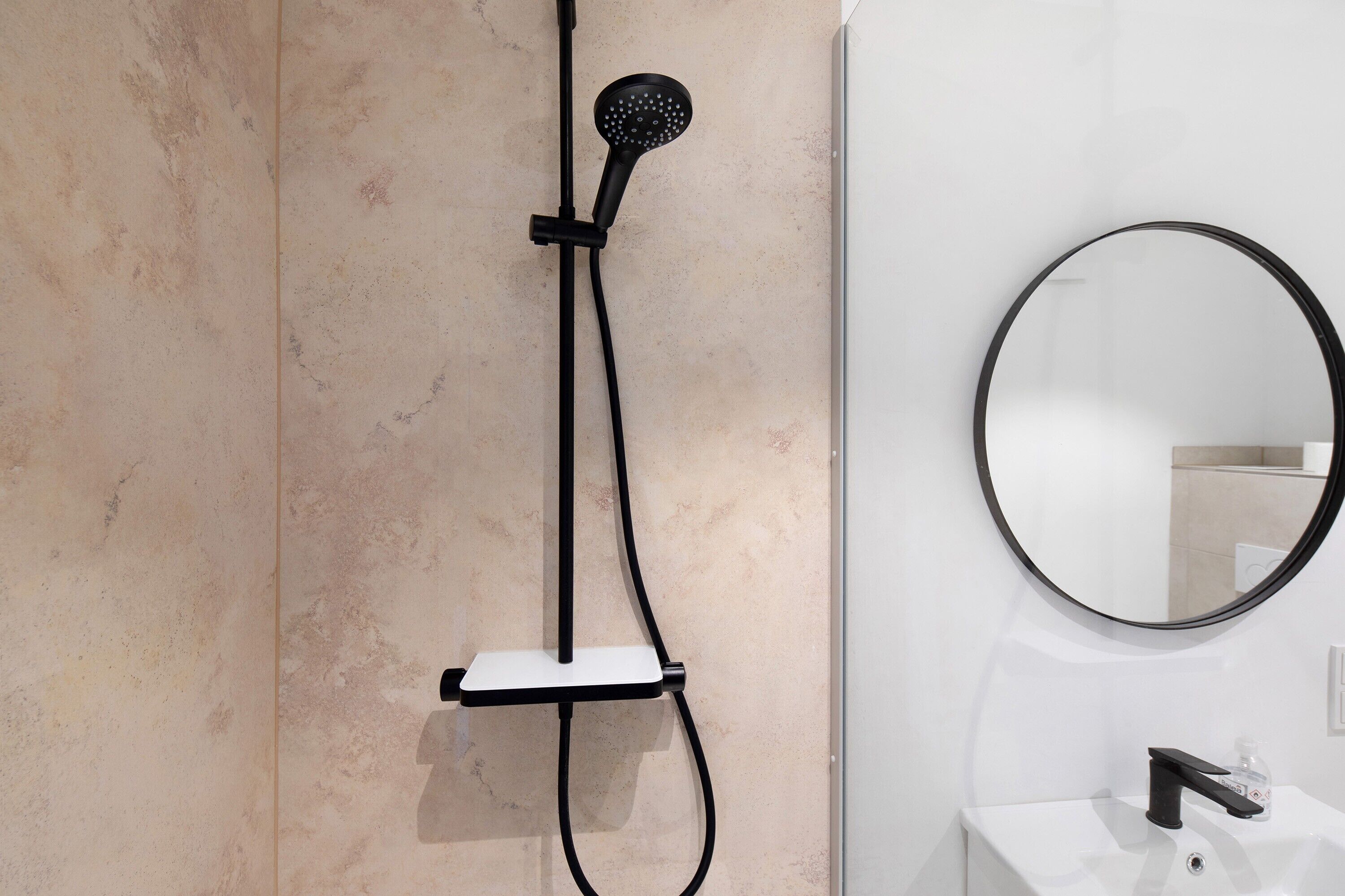 Regadera, amenidades de baño gratuitas, toallas 