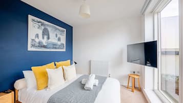 3 bedrooms, desk, iron/ironing board, travel cot