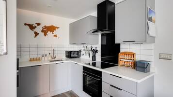 Coffee/tea maker, fridge, microwave, oven