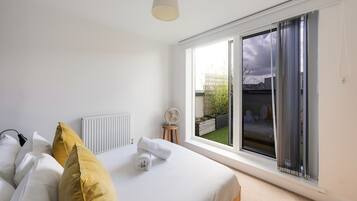 3 bedrooms, desk, iron/ironing board, travel crib