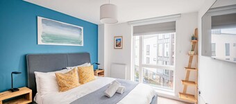Modern Townhouse - Parking, EV Charger & Balcony