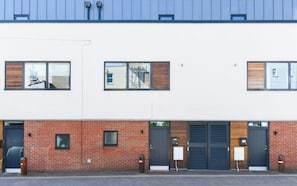 Exterior - Modern Townhouse - Parking, EV Charger & Balcony (Bristol City)