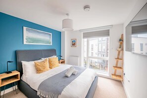 3 soverom, skrivebord, strykejern/-brett og reiseseng for barn