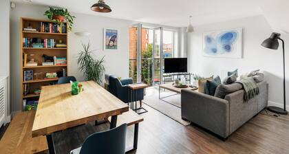 Modern Townhouse - Parking, EV Charger & Balcony