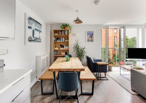 Modern Townhouse - Parking, EV Charger & Balcony