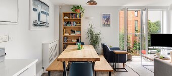 Modern Townhouse - Parking, EV Charger & Balcony