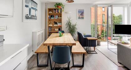 Modern Townhouse - Parking, EV Charger & Balcony