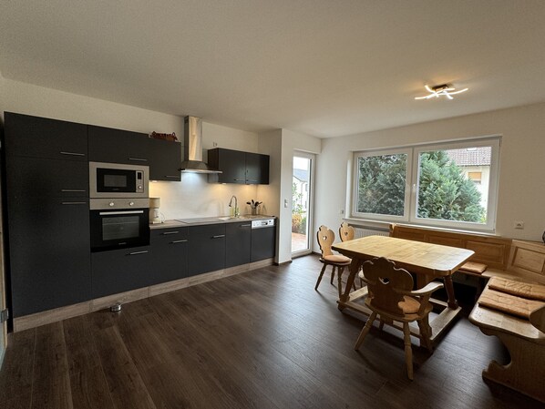 Jääkaappi, mikroaaltouuni, uuni, liesi