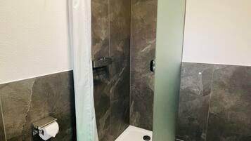 Dusche, kostenlose Toilettenartikel, Haartrockner, Handtücher