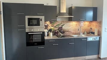 Cafetera/tetera, refrigerador, microondas, horno