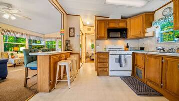 Geladeira, micro-ondas, fogão, cooktop