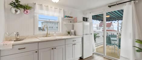 Refrigerador, microondas, cafetera y tetera y utensilios de cocina
