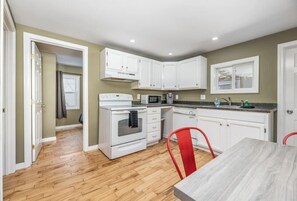 Micro-ondes, lave-vaisselle, cafetière/bouilloire, tables à manger