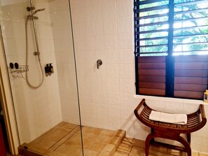 Een douche, een haardroger, handdoeken, zeep