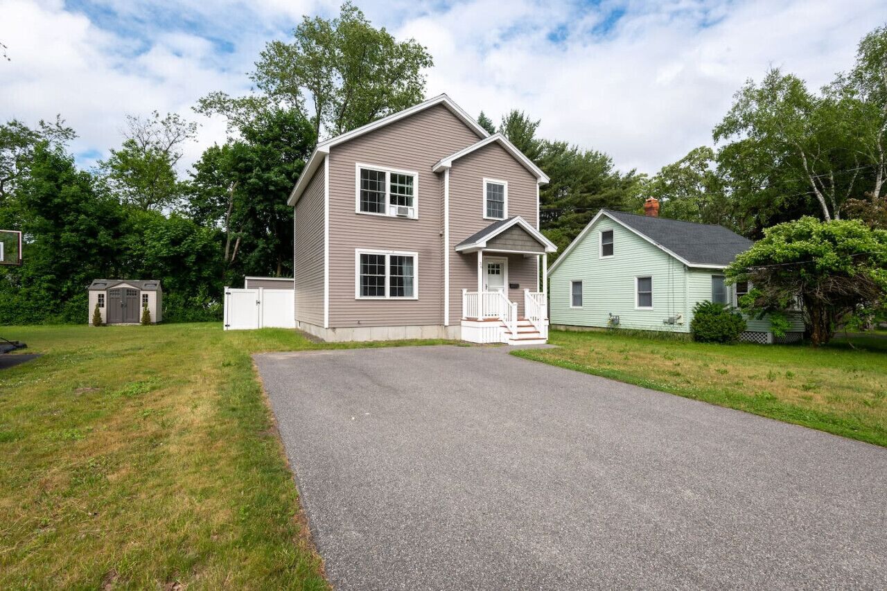 Modern Comfort: Game Room & Access to Portland