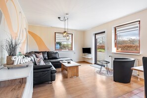 Télévision, table de tennis de table, chaîne hi-fi