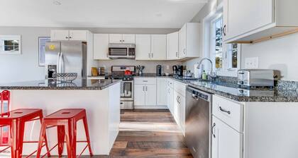 Luxurious 2-BR Condo: King Bed w/ Workstation
