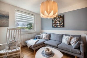 Télévision, table de tennis de table, chaîne hi-fi