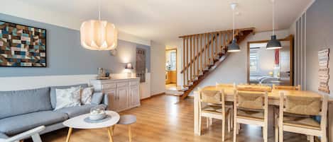 TV, tavolo da ping pong, impianto stereo