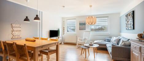 TV, table tennis, stereo