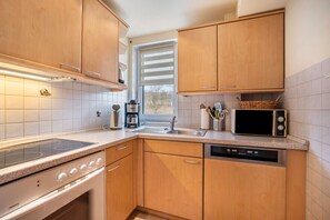 Fridge, microwave, oven, stovetop - Apartment 'Wellenreiter' with Shared Garden and Wi-Fi (Westerholz)