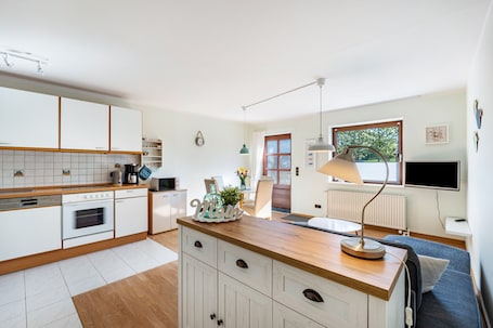 Fridge, microwave, oven, stovetop. Apartment 'Küstenkind' with Private Terrace, Private Garden and Wi-Fi