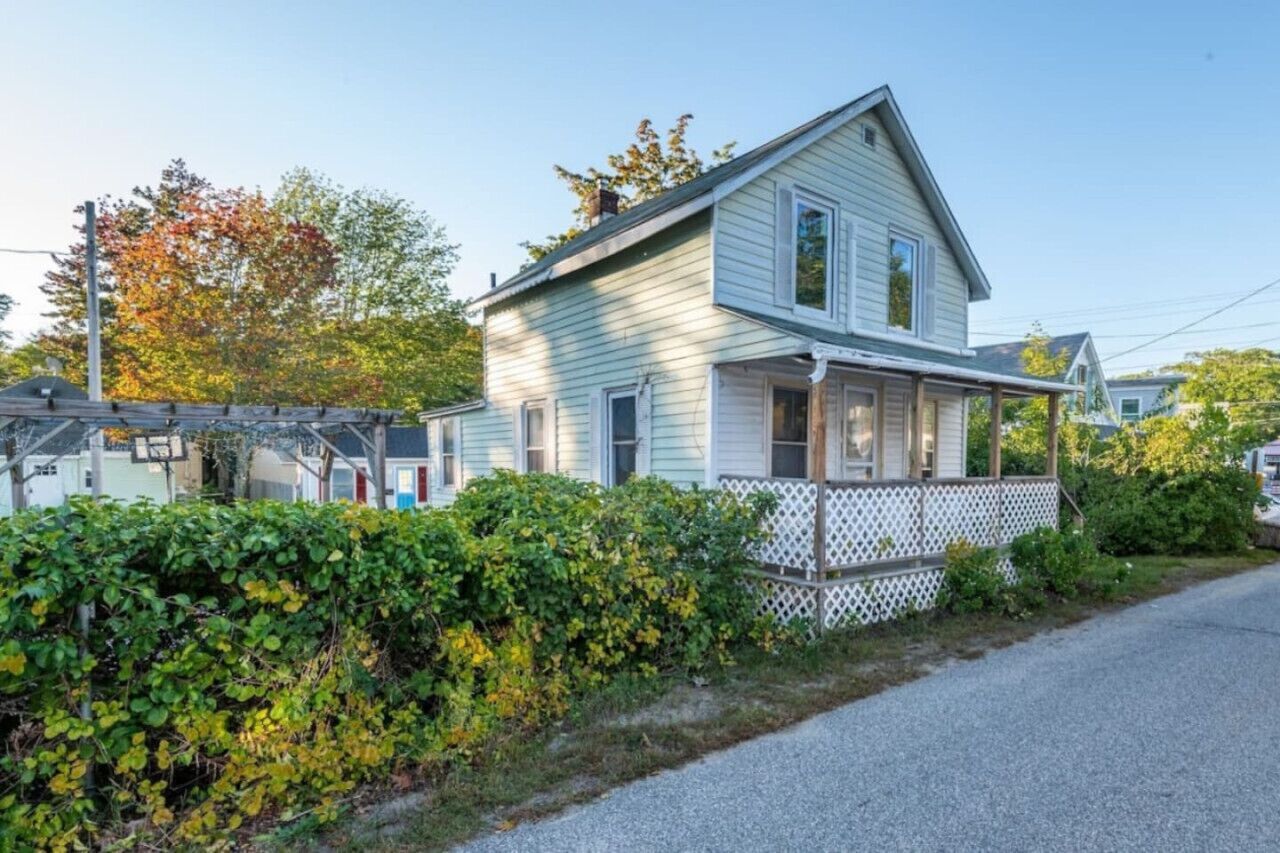 Expansive Home with Large Yard, Close to the Beach