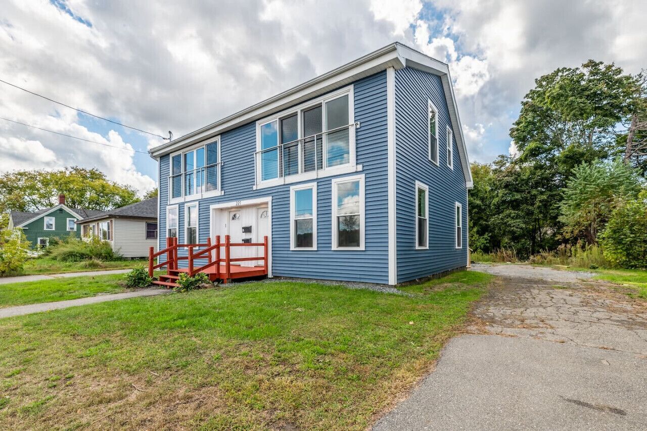 Serene Riverside Retreat: 4BD Getaway near Bangor