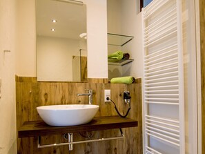 シャワー、ヘアドライヤー、タオル