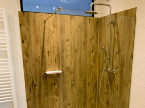 Een douche, een haardroger, handdoeken