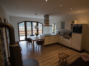 Fridge, oven, stovetop, dishwasher