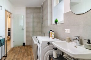 Douche, articles de toilette (gratuits), séchoir à cheveux