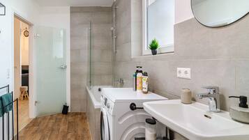 Een douche, gratis toiletartikelen, een haardroger, handdoeken