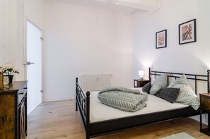 3 chambres, bureau, fer et planche à repasser, accès au Wi-Fi (inclus)