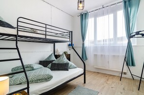 3 slaapkamers, een bureau, een strijkplank/strijkijzer, gratis wifi