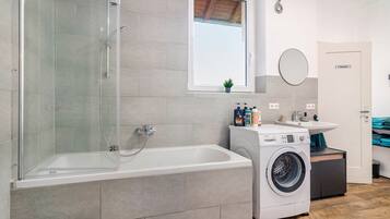 Suihku, hiustenkuivaaja, pyyhkeet