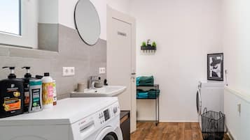 Dusche, Haartrockner, HandtĂŒcher