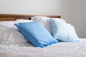 1 dormitorio, tabla de planchar con plancha, wifi y ropa de cama