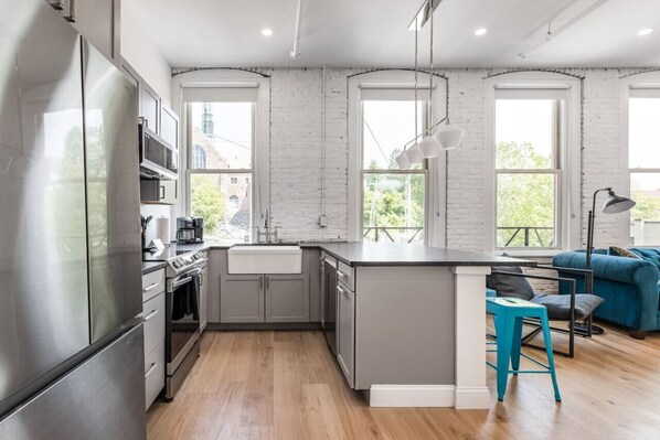 Réfrigérateur, micro-ondes, four, plaque de cuisson