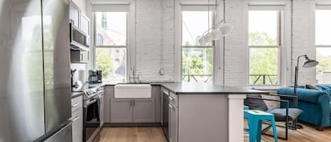 Geladeira, micro-ondas, fogão, cooktop