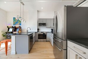 Jääkaappi, mikroaaltouuni, liesi, astianpesukone