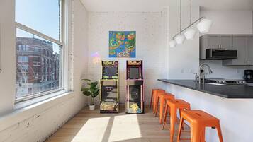 Fridge, microwave, stovetop, dishwasher