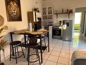 Fridge, microwave, oven, stovetop - Apartamento Entero con Aire Acondicionado Santa Ana El Salvador (Santa Ana)